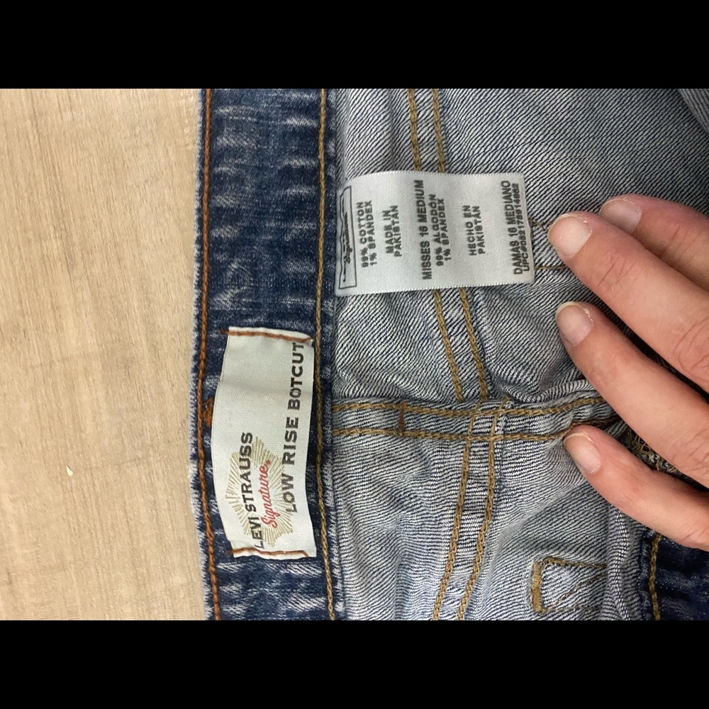 Levi’s - Picture 3 of 3